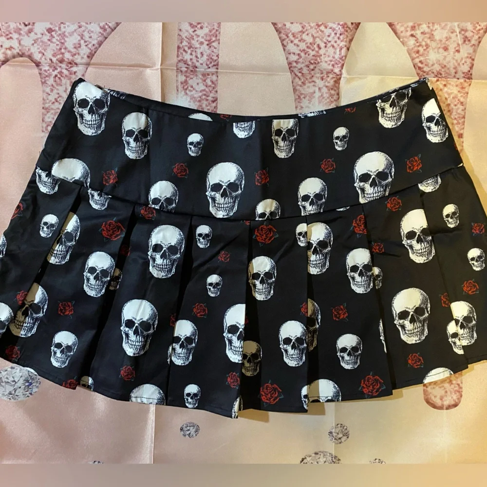 Skull & Red Roses Pleated Mini - Picture 2 of 3